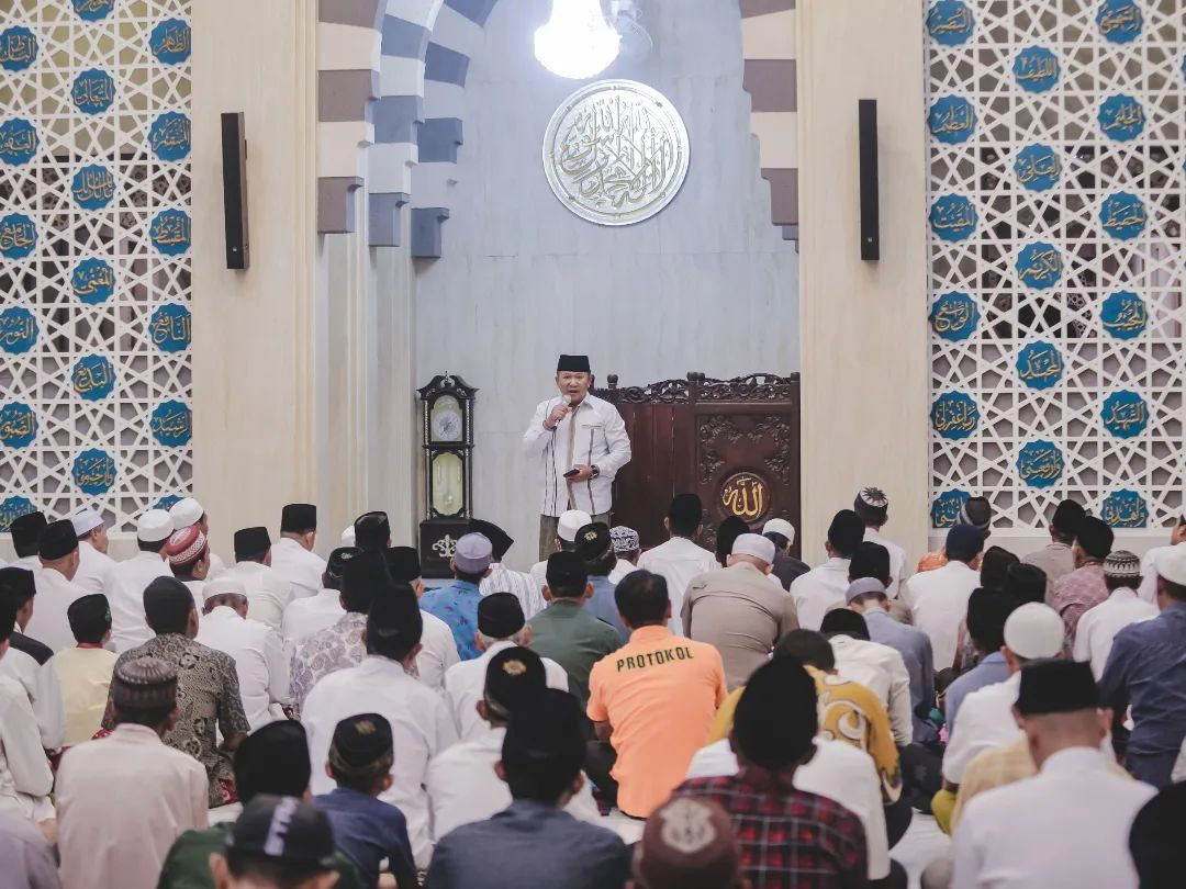 Bupati Hendy Tarawih Berjamaah di Desa Jambearum